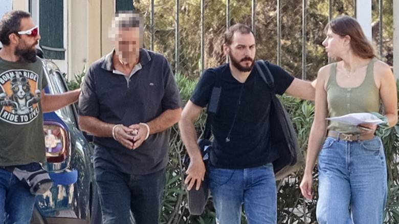 Προφυλακίστηκε ο 66χρονος καθηγητής για τις φωτιές στη Βάρη