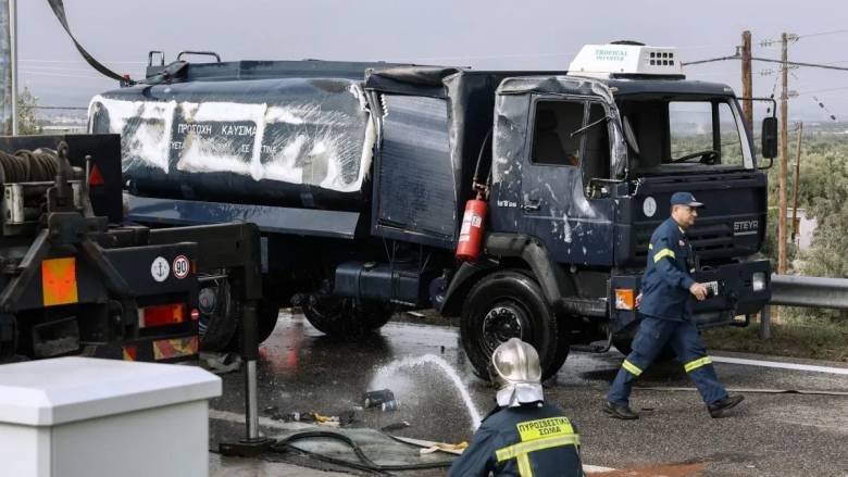 Φωτιά μετά από ανατροπή βυτιοφόρου στην Αθηνών–Κορίνθου - Διακοπή κυκλοφορίας και στα δύο ρεύματα