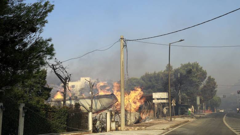 Συνεχείς εκρήξεις στα Βριλήσσια - Καίγεται επιχείριση επί της Αναπαύσεως στο Χαλάνδρι