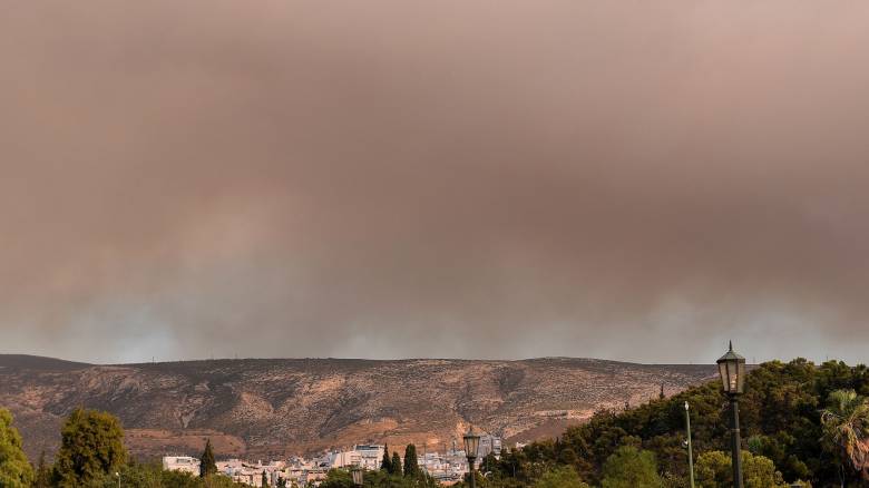 Σε απόσταση 300 χιλιομέτρων «ταξίδεψε» ο καπνός από την Αττική