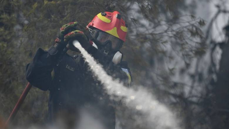 Πυροσβεστική: Οι αναζωπυρώσεις δημιουργούν διαρκώς νέες εστίες που εξαπλώνονται αστραπιαία