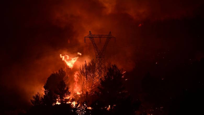 Πυρκαγιά στο Βαρνάβα: Μήνυμα 112 για εκκένωση της Νέας και Παλαιάς Πεντέλης