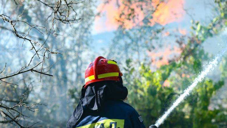 Πυροσβέστης υπέστη εγκαύματα στη φωτιά στον Μαραθώνα