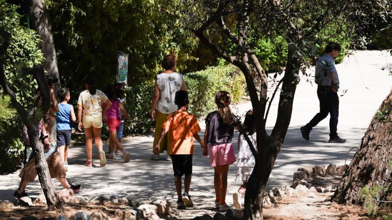 «Αγκαλιά με ένα δέντρο συνυπάρχω»: Δημιουργική περιβαλλοντική απασχόληση για παιδιά στον Εθνικό Κήπο