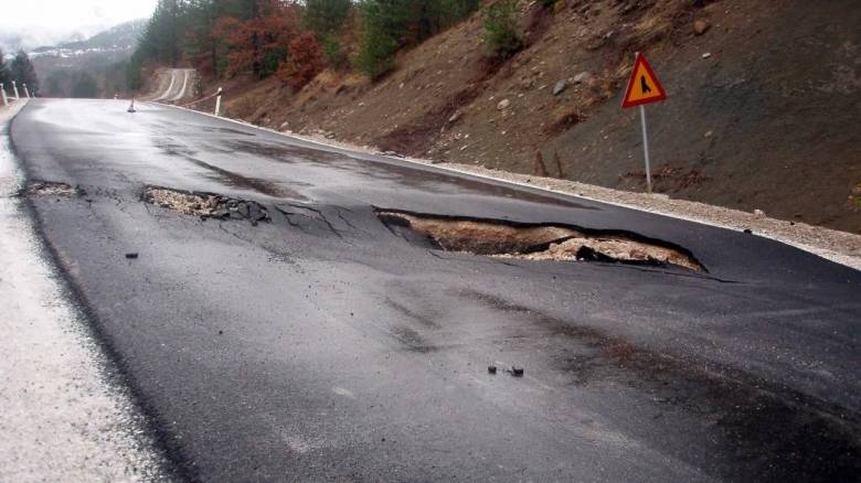 Ηλεία: Δρόμος στη Ζαχάρω υπέστη καθίζηση από την κακοκαιρία - Κόπηκε στη μέση το οδόστρωμα