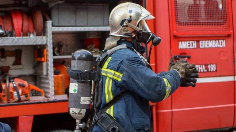 Κόρινθος: Ολοσχερώς καταστράφηκε βιομηχανία εκκλησιαστικών ειδών από φωτιά - Εστάλη 112 λόγω καπνού
