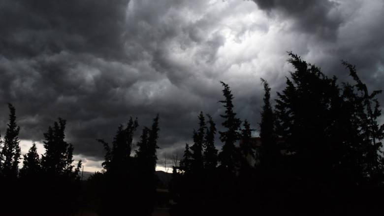Κακοκαιρία: Δυνατό ανεμοβρόχι στο Βελβεντό Κοζάνης – Καταιγίδα και χαλάζι στη Λάρισα
