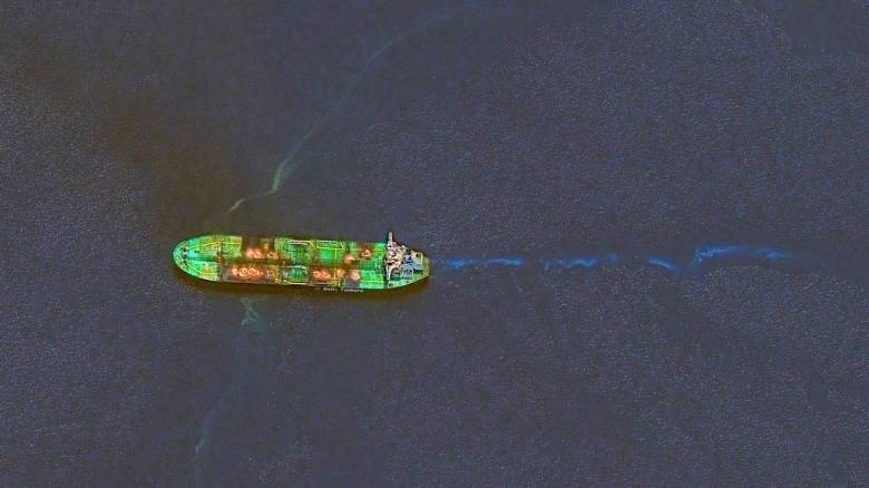 Από τα λάδια του Sounion προέρχεται η θαλάσσια ρύπανση - Ξεκινά η επιχείρηση ρυμούλκησης