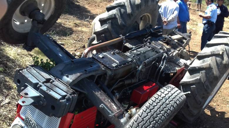 Τρακτέρ ανετράπη και καταπλάκωσε αγρότη στη Θήβα