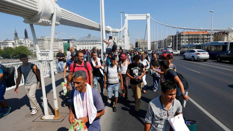Η Βουδαπέστη απειλεί να στείλει λεωφορεία με μετανάστες στις Βρυξέλλες