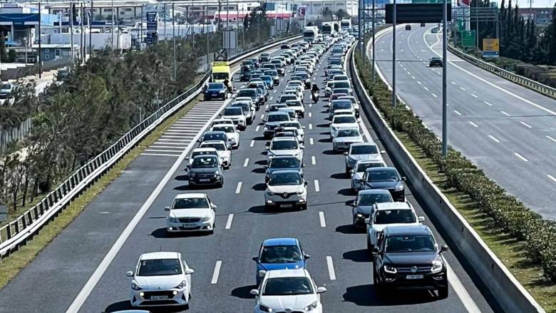 Κίνηση: Χαμηλές ταχύτητες σε Κηφισό Κηφισίας - Καθυστερήσεις στην Αττική Οδό