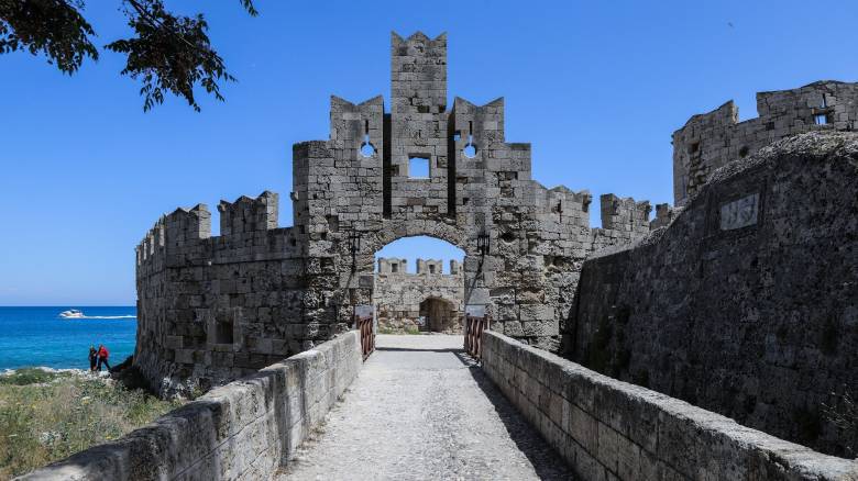 «Πλατινένιοι» Βρετανοί που έχουν επισκεφθεί τη Ρόδο πάνω από... 100 φορές