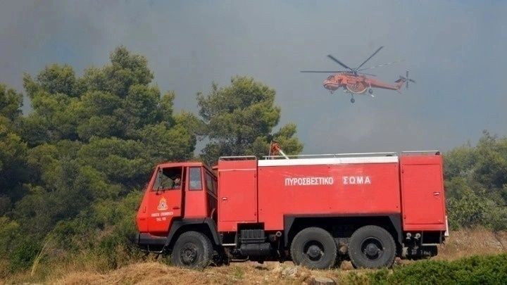 Πυρκαγιά σε χαμηλή βλάστηση στην Κίσσαμο Χανίων - Επιχειρούν και εναέρια μέσα