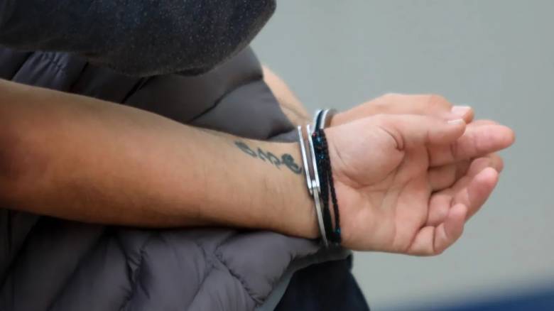 Λάρισα: Άγρια συμπλοκή ανηλίκων με σιδηρογροθιά - Χειροπέδες σε τρεις, ανάμεσα τους και το θύμα