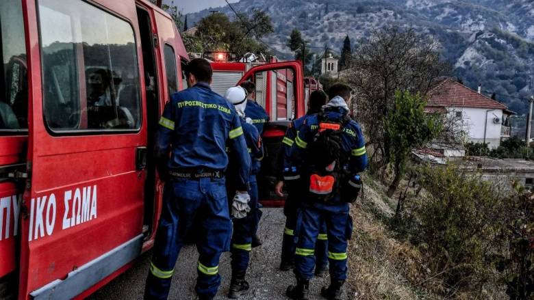 Ξυλόκαστρο Κορινθίας: Σε ύφεση η φωτιά - Συνεχίζουν να επιχειρούν ισχυρές πυροσβεστικές δυνάμεις