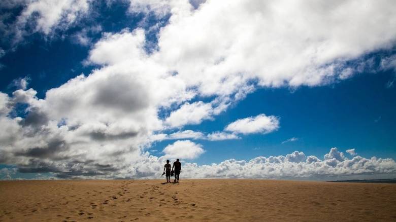 Καιρός: Σχεδόν αίθριος με λίγες νεφώσεις - Στους 34 βαθμούς ο υδράργυρος