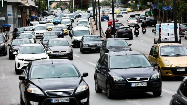 Απλήρωτα τέλη κυκλοφορίας: Σε ποιους και πότε θα στείλει «ραβασάκια» η εφορία