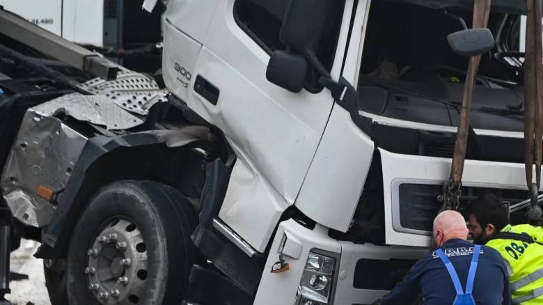 Λαμία: Νταλίκα με τσιμέντα και ορυκτέλαια ξέφυγε από την πορεία της - Διακόπηκε η κυκλοφορία