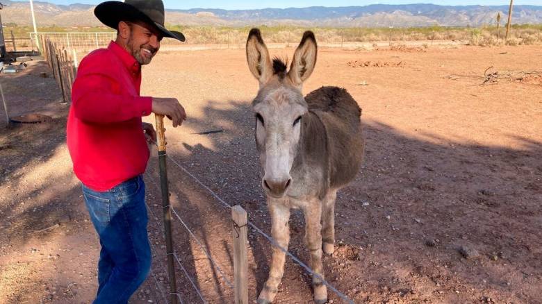 Τυφώνας Μίλτον: Ζευγάρι στη Φλόριντα πήρε στην κρεβατοκάμαρά του τον γαϊδαρο του