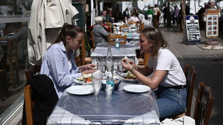 ΙΕΛΚΑ: Πού ξοδεύουν τα χρήματα τους τα νοικοκυριά - Το 10% πάει στην εστίαση