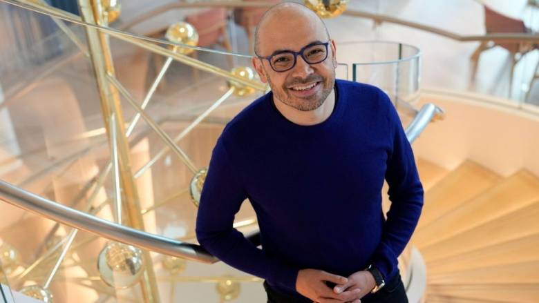 Ο ιδιαίτερος τρόπος που ο Κύπριος Ντέμης Χασάμπης έμαθε ότι τιμήθηκε με το Νόμπελ Χημείας