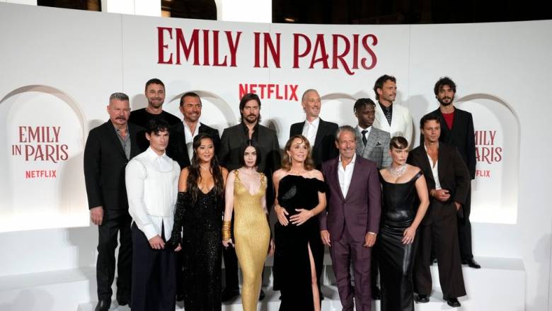 Μακρόν: Θα δώσω μάχη για να μείνει η Emily in Paris στη Γαλλία