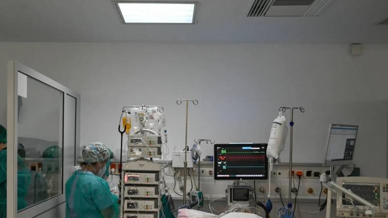 Ηράκλειο: Διασωληνωμένος στη ΜΕΘ 17χρονος διανομέας μετά από σφοδρή σύγκρουση με όχημα 93χρονου