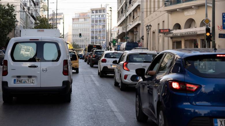 Οδήγηση με κινητό, όρια ταχύτητας, λεωφορειολωρίδες: Κατατέθηκε στη Βουλή ο νέος ΚΟΚ
