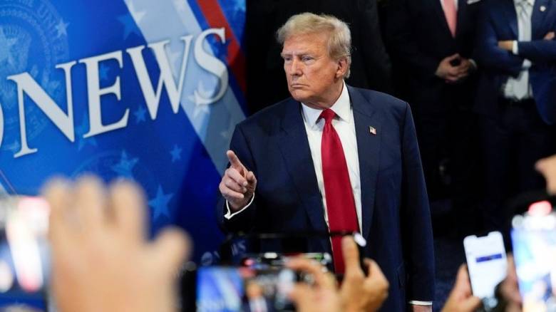 Ο Τραμπ απειλεί με νέες κυρώσεις όσους αγοράζουν ιρανικό πετρέλαιο