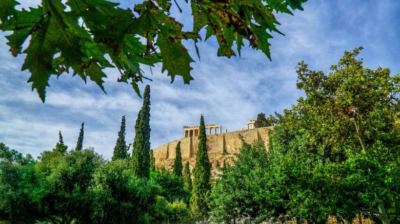Συννεφιασμένος ο καιρός τη Δευτέρα με θερμοκρασία έως 24 βαθμούς Κελσίου - Πού προβλέπονται βροχές
