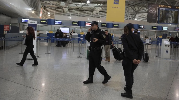 Χειροπέδες σε 30χρονο στο «Ελευθέριος Βενιζέλος» - Μετέφερε οκτώ κιλά ηρωίνης