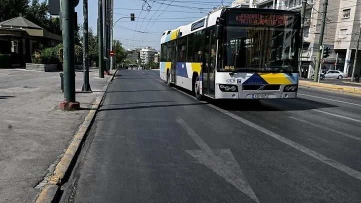 Νίκαια: Λεωφορείο συγκρούστηκε με ΙΧ - Έπεσε σε σταθμευμένα αυτοκίνητα