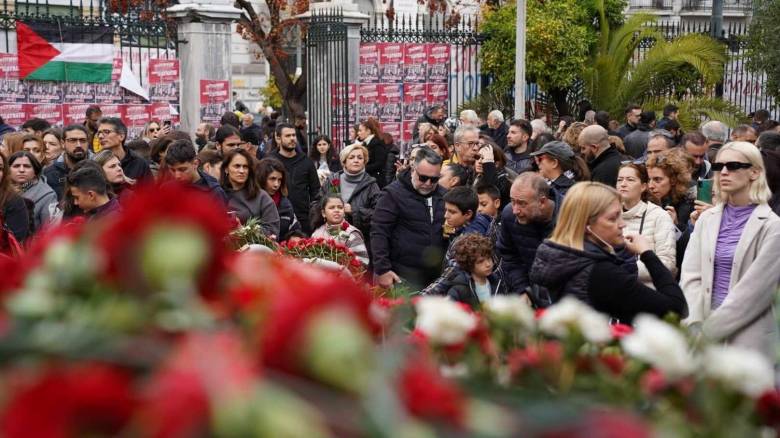 Πενήντα ένα χρόνια από την εξέγερση του Πολυτεχνείου - Υπό βροχή άνοιξε τις πύλες του