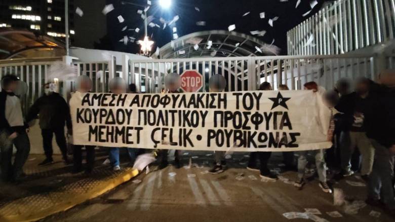 Παρέμβαση Ρουβίκωνα έξω από το υπουργείο Προστασίας του Πολίτη - Έγιναν προσαγωγές