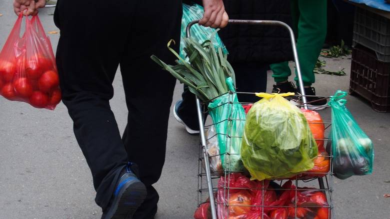 Καταργείται η φορολογική και ασφαλιστική ενημερότητα για τους πωλητές λαϊκών αγορών