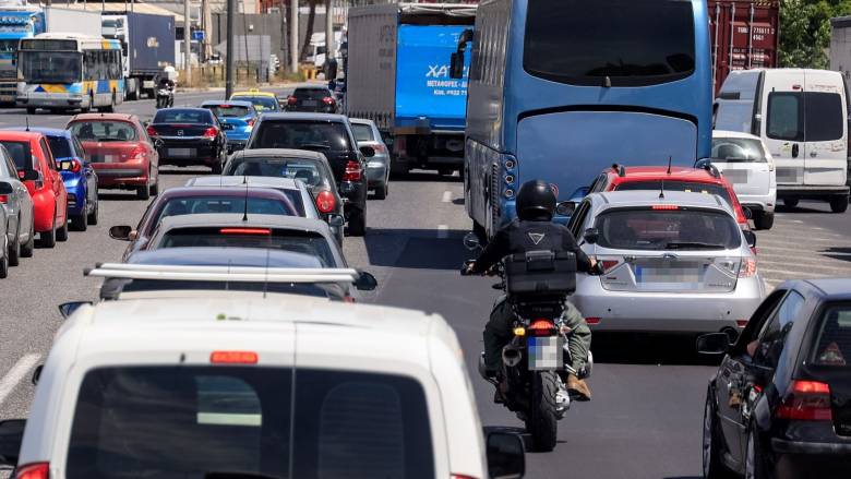 Μποτιλιάρισμα στη Μεσογείων από ακινητοποιημένο φορτηγό - Σημειωτόν στην Αρδηττού λόγω τροχαίου