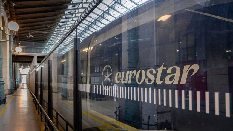 Επιβάτες του Eurostar έμειναν παγιδευμένοι για ώρες στη σήραγγα στη Μάγχη