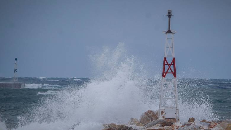 Αλλαγές στα δρομολόγια των πλοίων λόγω ισχυρών ανέμων στο Αιγαίο - Απαγορευτικό στο Λαύριο