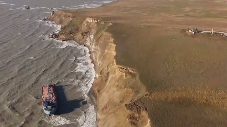 Βύθιση τάνκερ στο Κερτς: «Αναπόφευκτη η οικολογική καταστροφή» από την πετρελαιοκηλίδα, λέει η Μόσχα