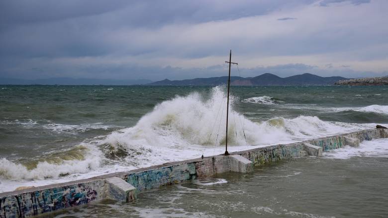 Ισχυροί άνεμοι στη Νάξο: Πλοίο δεν μπορούσε να δέσει στο λιμάνι