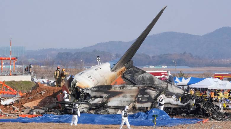 Νότια Κορέα: Βρέθηκαν φτερά στους κινητήρες του Boeing της Jeju Air που συντετρίβη