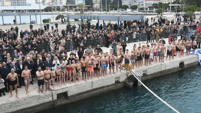 Θεοφάνεια στη Πάτρα: Μαθητής λυκείου έπιασε τον Σταυρό για δεύτερη συνεχόμενη χρονιά