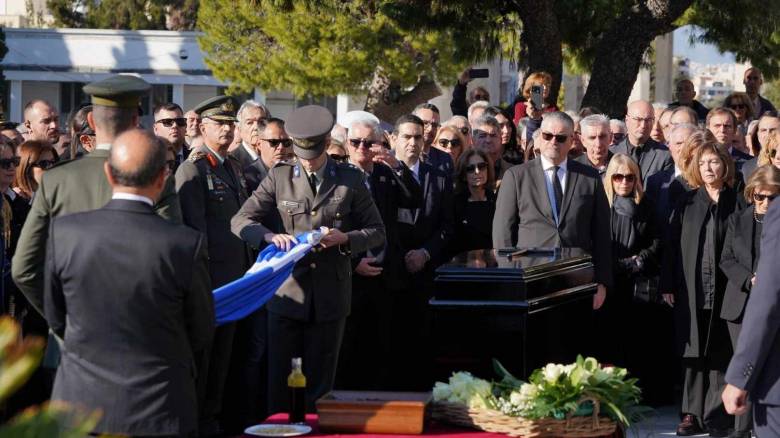 Σε κλίμα συγκίνησης το «ύστατο χαίρε» στον Κώστα Σημίτη