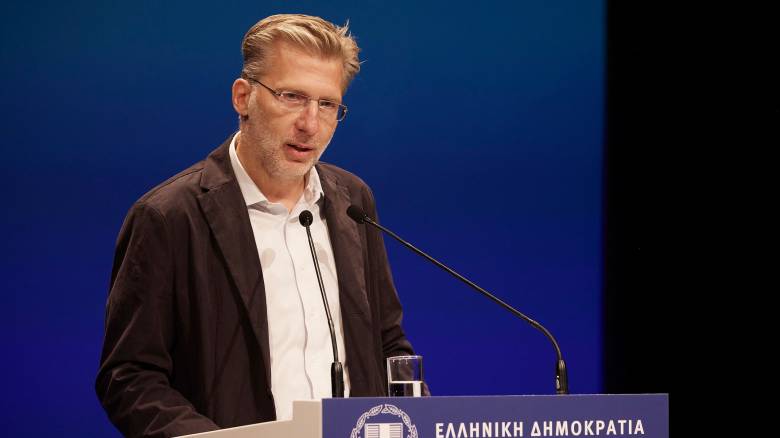 Αποπομπή Σκέρτσου ζητούν ΠΑΣΟΚ και ΣΥΡΙΖΑ – «Πάρεργα» καταγγέλλει ο υπουργός