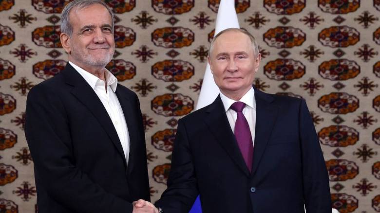 Ο Ιρανός πρόεδρος μεταβαίνει στη Μόσχα για την υπογραφή συνθήκης με τον Πούτιν