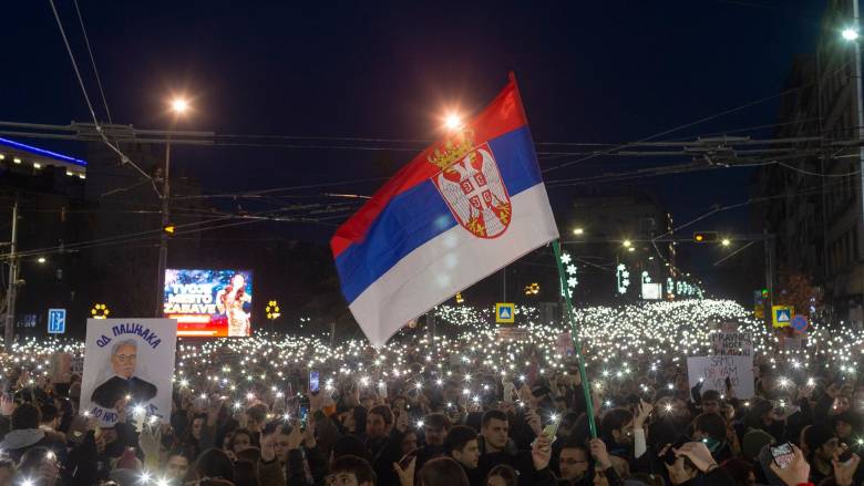 Χιλιάδες Σέρβοι πολίτες ξεχύθηκαν στο Βελιγράδι κατά του Βούτσιτς μετά τον τραυματισμό διαδηλώτριας