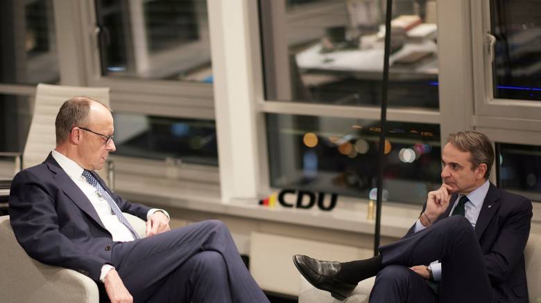 «Ψήφος εμπιστοσύνης» στον Μερτς από το ΕΛΚ - Τι λένε συνεργάτες του πρωθυπουργού