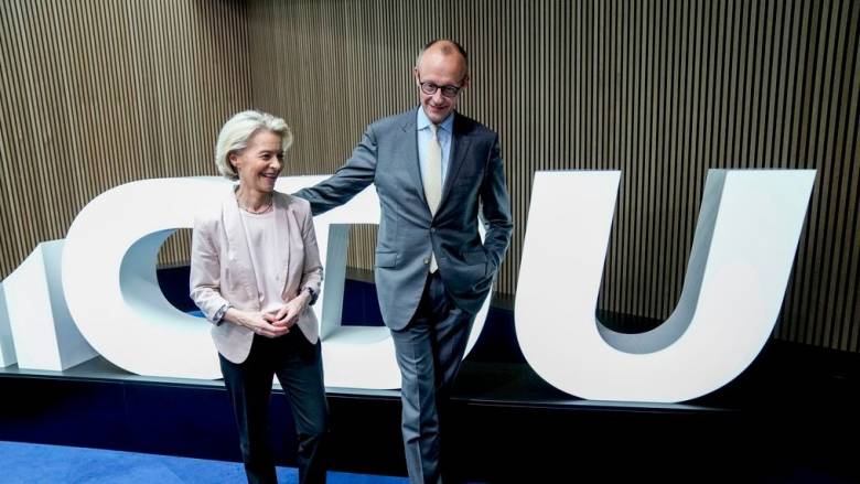 Στο πλευρό του Μερτς η Φον ντερ Λάιεν - Στην πρώτη της εμφάνιση μετά την ασθένειά της