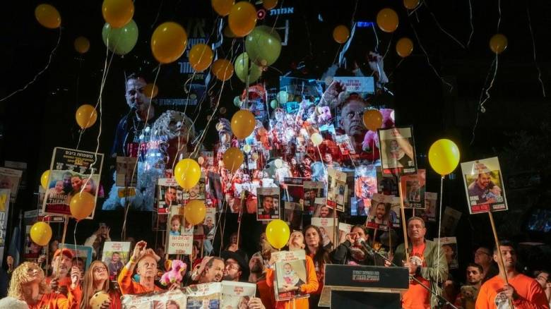 Ώρες πριν από την εκεχειρία, διαδηλωτές στο Τελ Αβίβ ζητούν την απελευθέρωση των ομήρων
