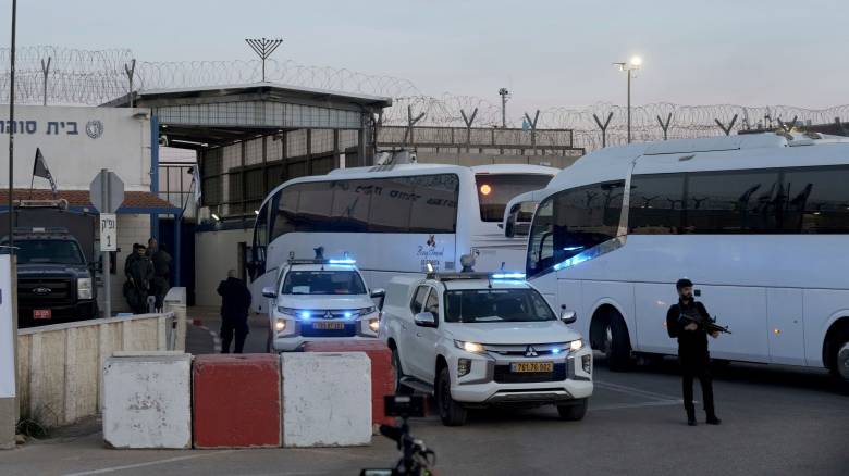 Απελευθερώθηκαν οι πρώτοι Παλαιστίνιοι κρατούμενοι, μεταδίδουν αραβικά μέσα